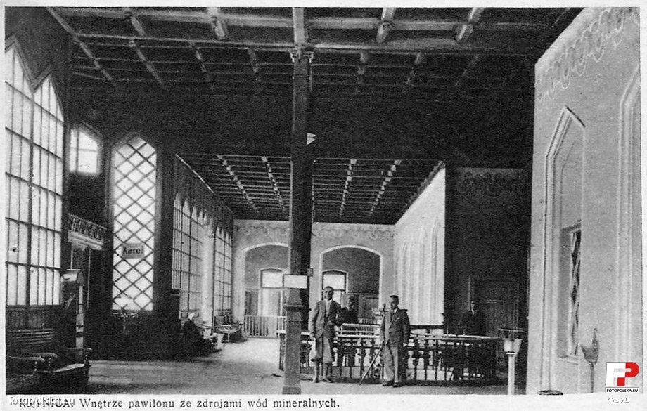 Lata 1900-1915. Wnętrze pawilonu ze zdrojami w Krynicy.